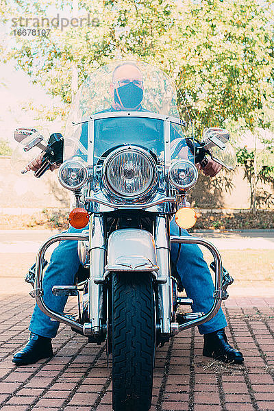 Vorderansicht eines Custom Chopper-Motorrads mit Biker
