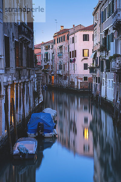 Blaue Stunde in Venedig  Italien  Europa.