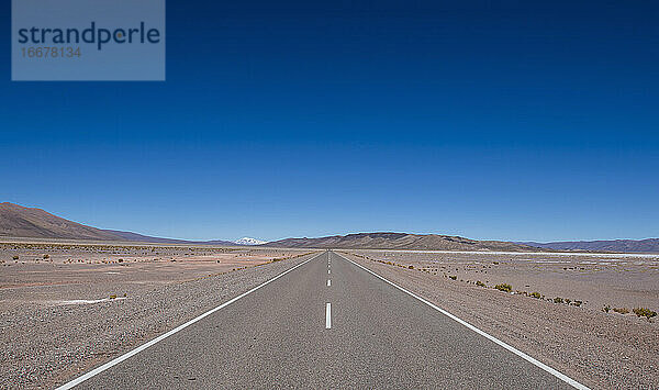 Einsame Landstraße in der Atacama-Wüste / Chile