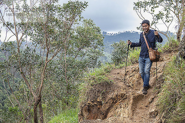 Mann beim Abstieg vom Adam's Peak in der Nähe von Ella in Sri Lanka