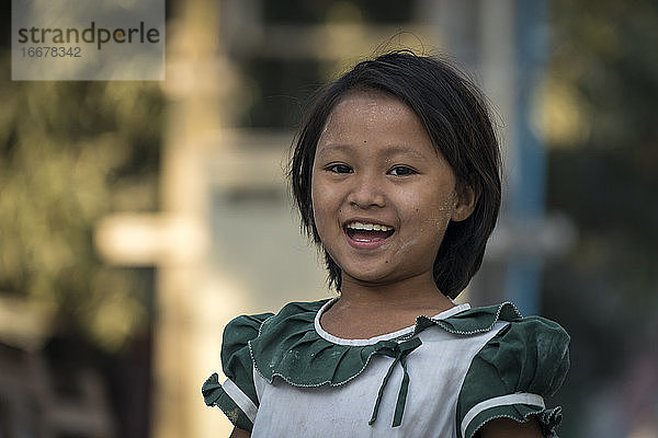 Porträt eines süßen  lächelnden birmanischen Mädchens  Mandalay  Myanmar