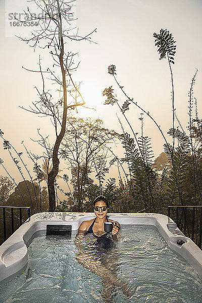Frau genießt ein Bad in einer heißen Wanne im Hochland von Sri Lanka