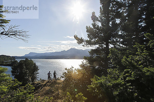 Ein junges Paar genießt den Blick auf den Columbia River beim Radfahren in OR.