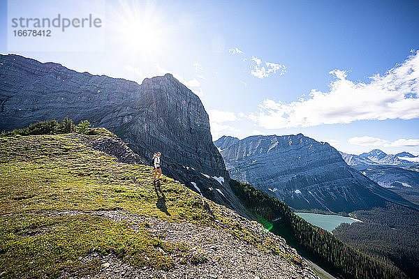 Wanderer auf dem Sarrail Grat bei Sonnenuntergang im Sommer