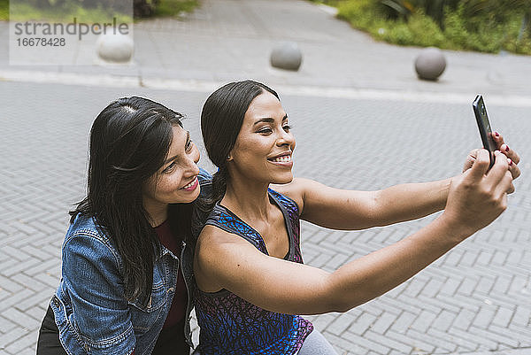 Zwei College-Mädchen machen ein Selfie