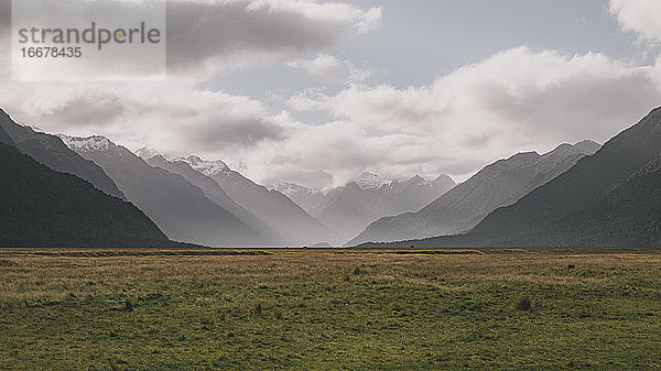 Berge von der Straße zum Milford Sound  Fiordland National Park  NZ