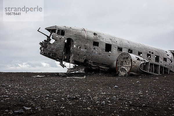 Der Rumpf eines abgestürzten DC-3-Flugzeugs der US Navy in der Nähe von Vik  Island.