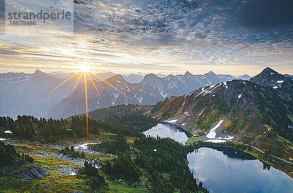 Wunderschöne Twin Lakes -Seen vom Gipfel des Winchester Mountain  USA