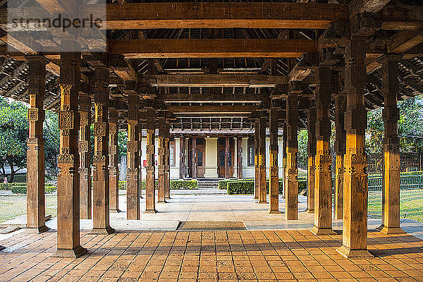 Holzsäulen im Tempel der heiligen Zahnreliquie in Sri Lanka