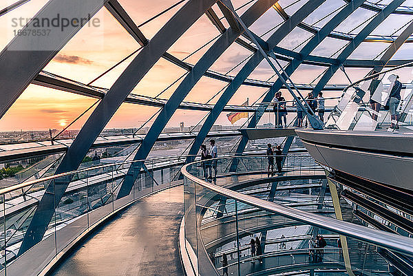 Innenansicht der schraubenförmigen Rampe im Reichstagsgebäude i