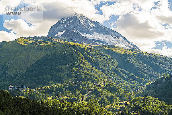 Blick auf den Matterhorngipfel und die wolkenverhangene Umgebung im Sommer