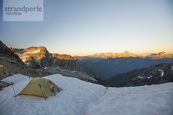 Zelt auf einem Gletscher in der North Cascade Mountain Range