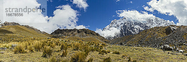 Panoramablick auf die Anden in der Nähe des Salkantay-Passes vom Salkantay-Weg aus gesehen  Peru