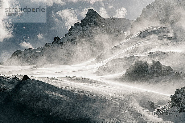 Landschaftliche Ansicht der Berge gegen den Himmel im Winter