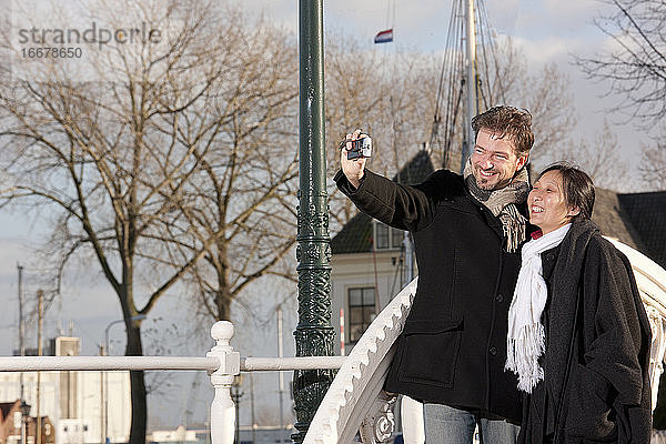 Älteres Paar macht Selfie in Middelburg bei einer kurzen Impfung