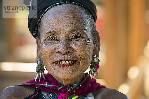 Porträt einer lächelnden Frau vom Stamm der Kayah  die in die Kamera schaut  Loikaw  Myanmar
