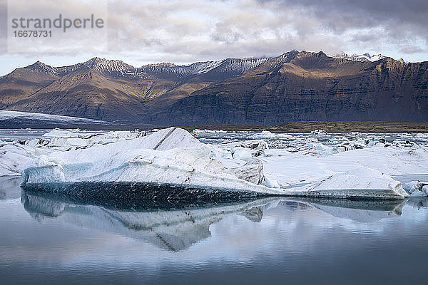 Blick auf Eisberge in der Gletscherlagune Jokulsarlon vor Bergen  Island