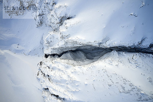 Enge Schlucht zwischen Bergen im Winter