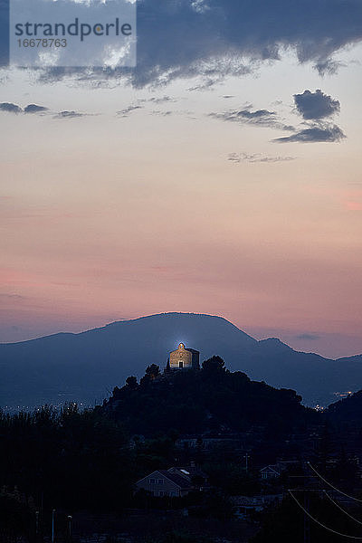 Landschaft eines Klosters auf dem Gipfel eines Berges. Sonnenuntergangslicht