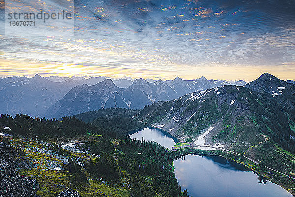 Wunderschöne Twin Lakes -Seen vom Gipfel des Winchester Mountain  USA