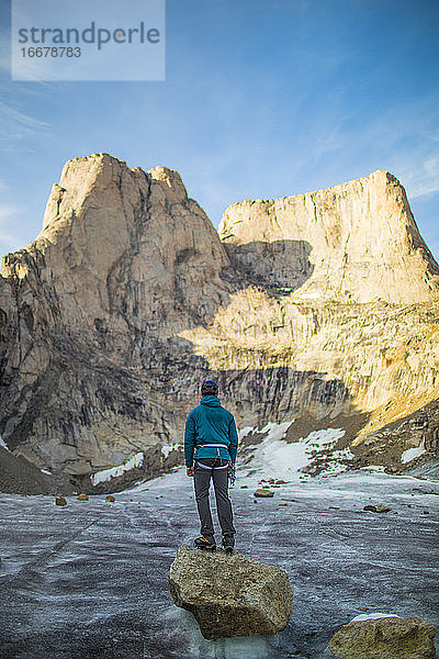 Bergsteiger mit Blick auf die vor ihm liegende Route zum Gipfel des Mount Asgard.