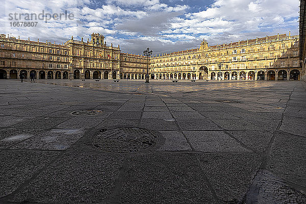 Plaza Mayor von Salamanca ohne Menschen während der Quarantäne
