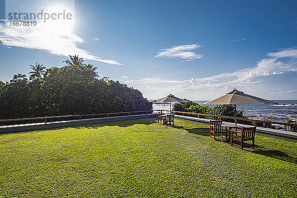 Sonnenschirm über Stühlen auf einer Terrasse in Galle / Sri Lanka