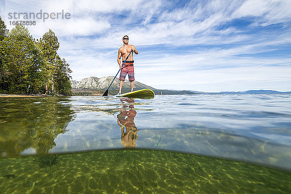 Ein Mann beim Stand Up Paddle Boarding auf dem Lake Tahoe  CA