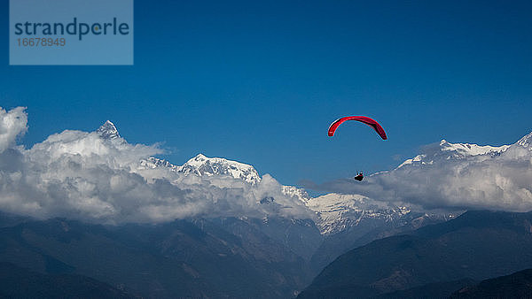 Gleitschirmfliegen über dem Himalaya in den Wolken  Pokhara Nepal