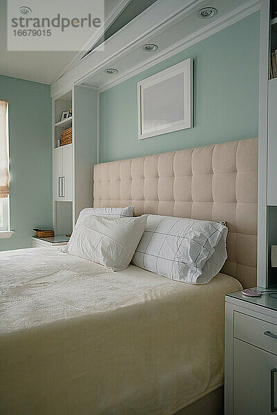 vertikales Schlafzimmerfoto mit eingebauten Regalen