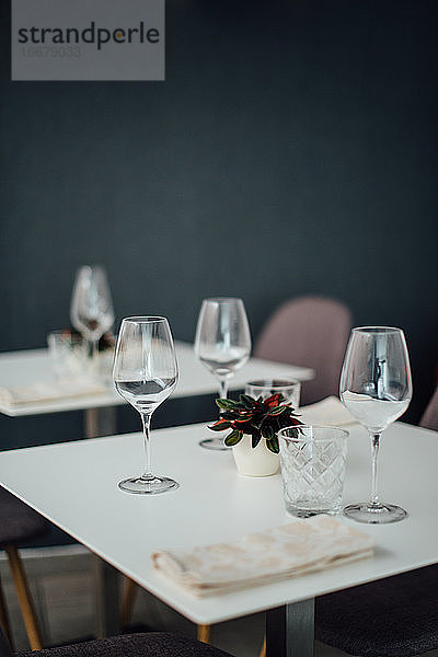 Gläser auf dem Tisch in einem leeren Restaurant