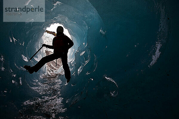 Frau erkundet Eishöhle auf dem Sólheimajökull-Gletscher in Südisland