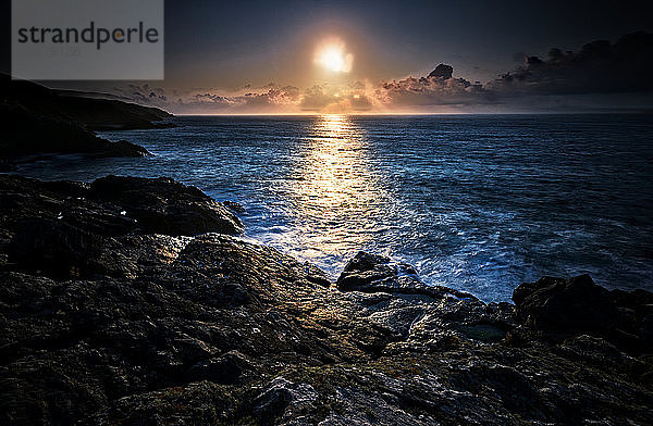 Untergehende Sonne  Blick auf Felsen und Landzunge