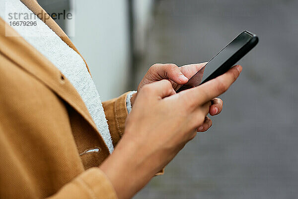 Nahaufnahme einer Frau mit Smartphone