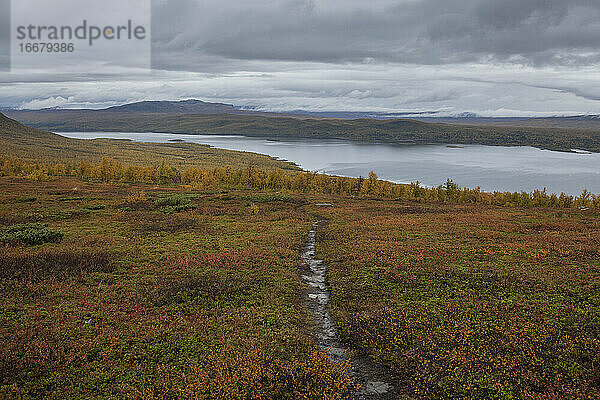 Blick auf den Riebnes-See von oberhalb der Baumgrenze am Kungsleden Trail  Lappland  Schweden