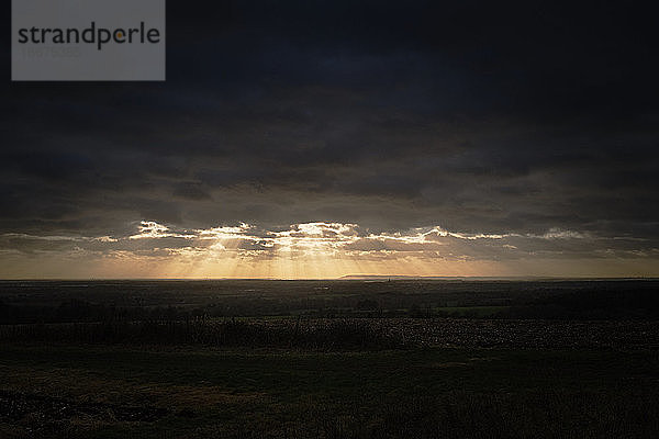 Sonne bricht durch Wolken  Weitwinkelaufnahme