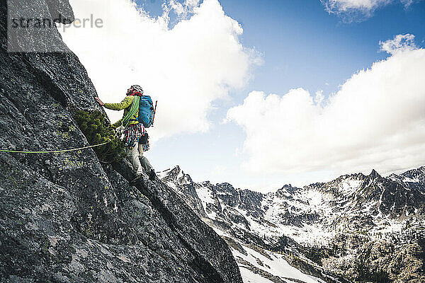 Mann klettert als Vorsteiger auf einer alpinen Felsroute in Washington