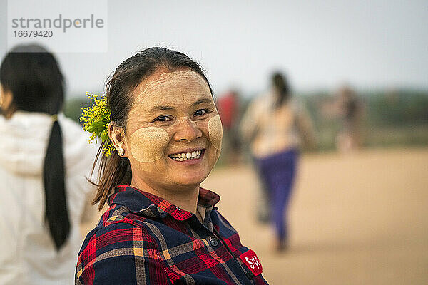 Porträt einer lächelnden Frau mit Thanaka im Gesicht  Bagan  Myanmar