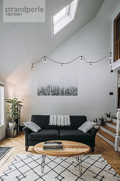 Skandinavisches Wohnzimmer Interieur mit Couch Couchtisch und Teppich