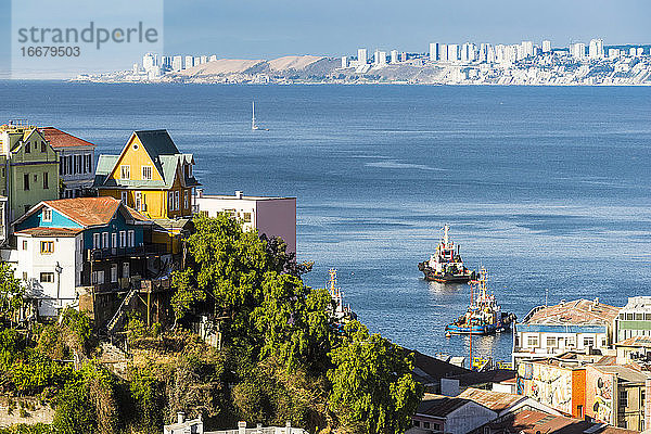 Häuser auf einem Hügel in Valparaiso mit Vina del Mar im Hintergrund  Chile