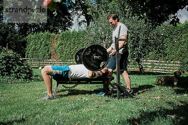 zwei Männer trainieren gemeinsam zu Hause im Gartenstudio