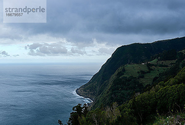 Landschaft mit Meer und grünlichen Bergen in Sao Miguel  Azoren