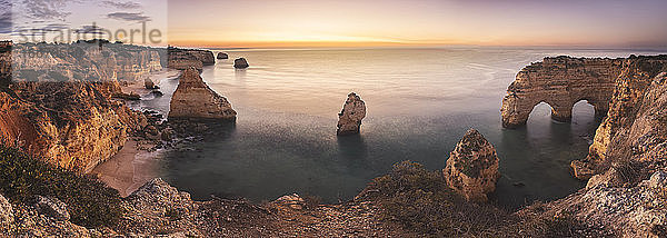 Algarve-Klippen in Panoramaansicht aus der Vogelperspektive