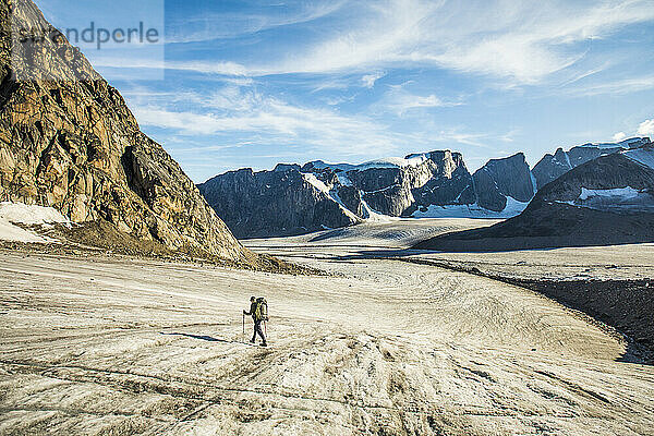 Rucksacktourist wandert über den Gletscher am Akshayak-Pass
