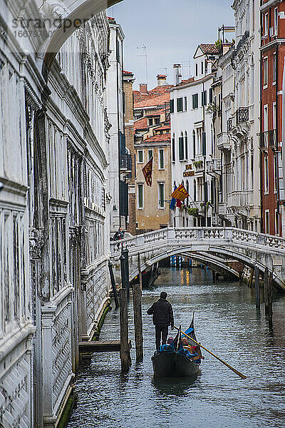 Gondel auf engem Kanal in Venedig
