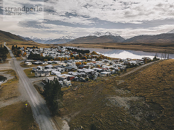 Das Dorf Lake Clearwater mit den Südalpen im Hintergrund. NZ