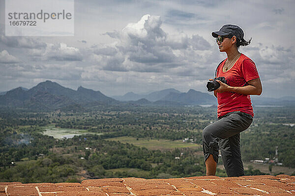 Frau fotografiert auf dem Gipfel der Felsenfestung von Sigiriya