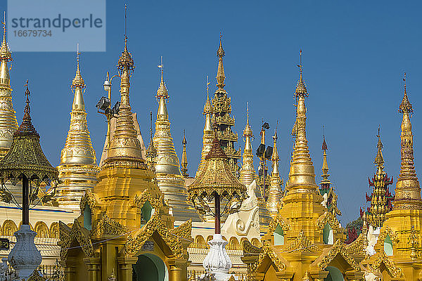 Detailaufnahme der vergoldeten Pagoden im Shwedagon-Pagodenkomplex  Yangon  Myanmar