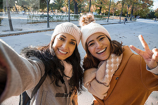 Beste Freunde machen im Herbst ein Selbstporträt im Park