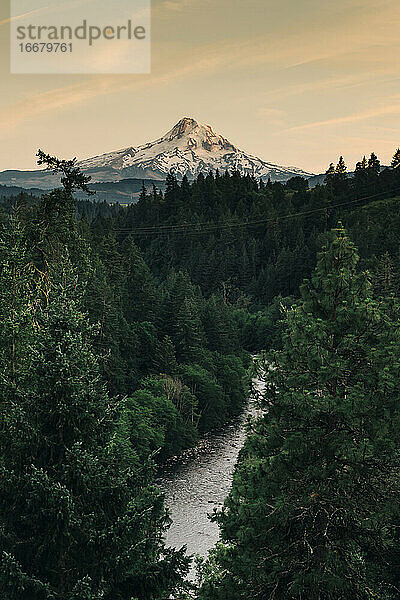 Ein Blick auf den Mt. Hood und den Hood River bei Sonnenuntergang.